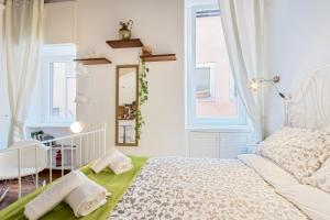A bed or beds in a room at Enchanting loft in Trastevere