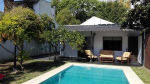 uma piscina num quintal ao lado de uma casa em TuHabitat BA em Villa Adelina