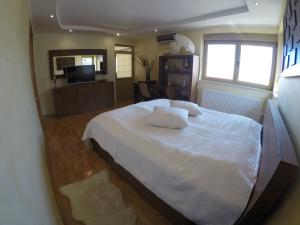 Un pat sau paturi într-o cameră la Casa Edwin
