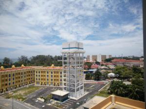 Blick auf ein Gebäude mit einem Uhrturm in der Unterkunft Casa Inderaloka Pantai Batu Buruk in Kuala Terengganu + 13 Fotos