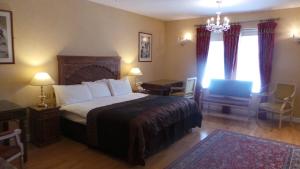 A bed or beds in a room at The Peacock Townhouse Hotel Kenilworth - Warwick 