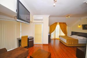 Rúm í herbergi á Hotel Neptun Kvariati