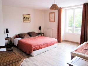 Tempat tidur dalam kamar di LES RIVES DE L'ISLE