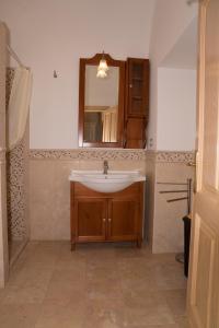 La salle de bains est pourvue d'un lavabo et d'un miroir. dans l'établissement Casa Jacqueline al borgo, à Giuliano