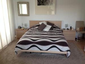 une chambre avec un lit avec une couverture noire et blanche dans l'établissement Pinada del Rio Villa, Alicante, à Tibi 40 autres photos