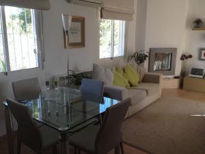 sala de estar con sofá y mesa de cristal en Pinada del Rio Villa, Alicante en Tibi