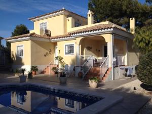 een huis met een zwembad ervoor bij Pinada del Rio Villa, Alicante in Tibi