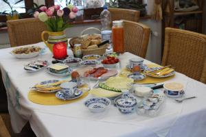 einen Tisch mit Teller mit Lebensmitteln darüber in der Unterkunft Haus Talblick in Schmallenberg