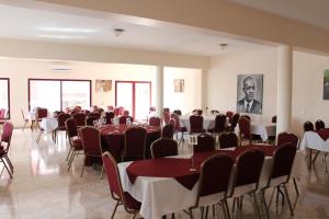 un salón de banquetes con mesas y sillas en una habitación en Hotel Santos Pina en São Filipe