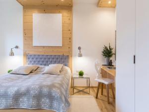 een slaapkamer met een blauw bed en een bureau bij Apartament Owczarnia Zakopane in Zakopane