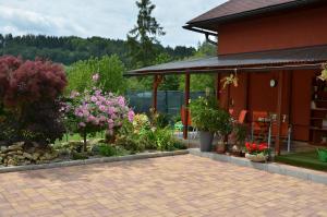 Ein Garten an der Unterkunft Penzion Aura