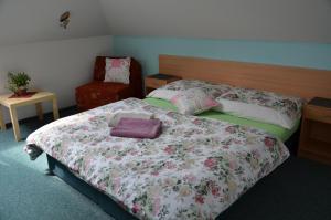 Ein Bett oder Betten in einem Zimmer der Unterkunft Penzion Aura
