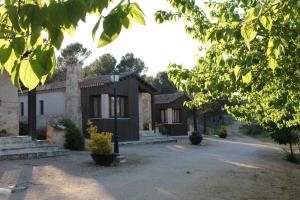 una casa con muchos árboles delante de ella en Casas Rurales el Cerrete de Haro en Fuentelespino de Haro