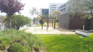 un parque con columpios en el césped en The Galley, en Lisboa
