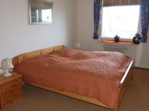 - une chambre avec un lit et une fenêtre dans l'établissement Appartement Lohf, à Glücksburg