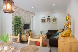 ein Wohnzimmer mit einem Sofa und einem Tisch in der Unterkunft Zen House in Sesimbra