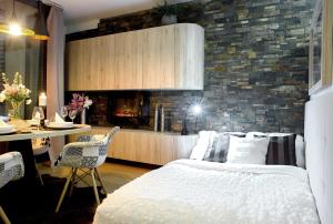 sypialnia z łóżkiem i kuchnia ze stołem w obiekcie Brunetti Design Apartment w Pradze