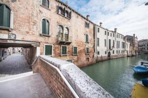 widok na kanał w mieście w obiekcie CASA DEGLI ANGELI, free wi-fi near San Marco w Wenecji