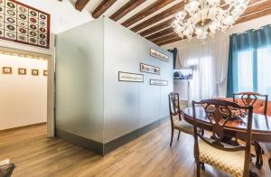jadalnia ze stołem i krzesłami w obiekcie CASA DEGLI ANGELI, free wi-fi near San Marco w Wenecji +15 zdjęć