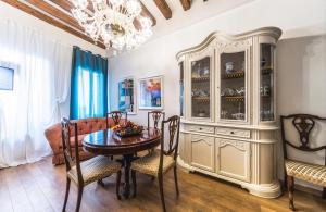 uma sala de jantar com uma mesa e um armário de louça em CASA DEGLI ANGELI, free wi-fi near San Marco em Veneza