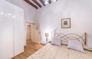 sypialnia z dużym łóżkiem z 2 poduszkami w obiekcie CASA DEGLI ANGELI, free wi-fi near San Marco w Wenecji