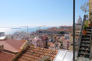 リスボンにあるLuz do Rioの屋根から市街の景色を望む