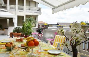 een tafel met een fruitschaal op een balkon bij Il Terrazzo B&B in Romagnano Sesia