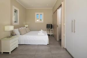 Postel nebo postele na pokoji v ubytování Demargia Villa C - Loft Apartment in Zakynthos Town