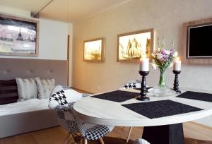Pokój ze stołem z 2 krzesłami i łóżkiem w obiekcie Brunetti Design Apartment w Pradze