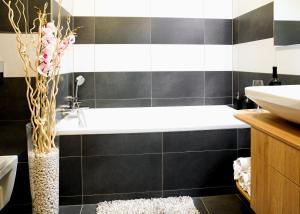 W łazience znajduje się wanna i umywalka. w obiekcie Brunetti Design Apartment w Pradze +13 zdjęć