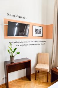 a living room with a tv and a chair at Pension Riedl in Vienna