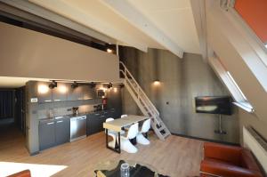 sala de estar con escalera y cocina en Amosa Liège City Centre Apart Donceel 6 en Lieja