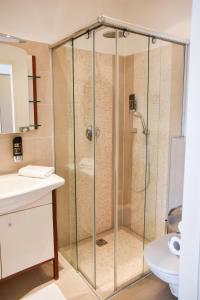 eine Dusche mit Glastür im Bad in der Unterkunft Pension Riedl in Wien
