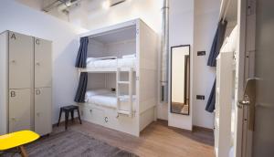 埃普拉特约布里加Airhostel Barcelona Airport 24h的客房设有双层床和镜子。 更多37张照片