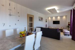 TV a/nebo společenská místnost v ubytování Sunny Garden Adria