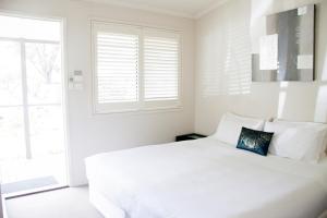 Nepean Shores by Gateway Lifestyle Holiday Parks客房内的一张或多张床位