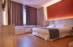 Posteľ alebo postele v izbe v ubytovaní Hospedium Hotel La Marina Costa da Morte