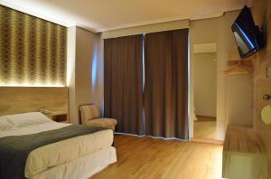 Posteľ alebo postele v izbe v ubytovaní Hospedium Hotel La Marina Costa da Morte