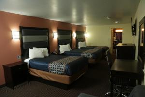 Habitación de hotel con 2 camas y escritorio en Theroff's Motel, en Washington