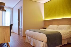 Posteľ alebo postele v izbe v ubytovaní Hospedium Hotel La Marina Costa da Morte