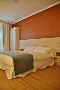מיטה או מיטות בחדר ב-Hospedium Hotel La Marina Costa da Morte