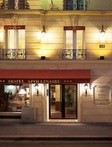 uma arquitectura de hotel com uma placa na frente de um edifício em Apollinaire em Paris