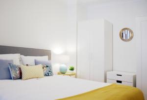 سرير أو أسرّة في غرفة في HM - Carlos Alberto Apartment 3