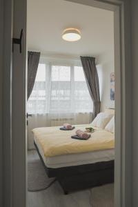 una camera da letto con un letto e due asciugamani di Drop (in) Apartment a Zagabria