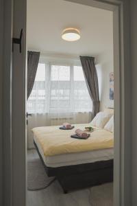 sypialnia z łóżkiem i dwoma ręcznikami na nim w obiekcie Drop (in) Apartment w Zagrzebiu