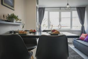 een eetkamer met een tafel met borden eten erop bij Drop (in) Apartment in Zagreb