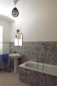 A bathroom at Poderi Sartoris