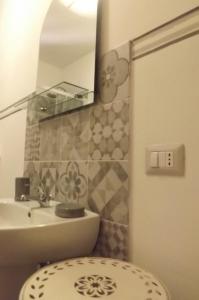 A bathroom at Poderi Sartoris