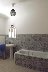 A bathroom at Poderi Sartoris