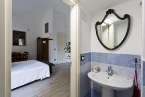 A bed or beds in a room at Maqueda Apartments